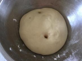 将面团材料里除黄油以外的面团原料一起放入面包桶中，盐和酵母放对角，不要直接接触，面团揉到基本光滑，可以拉出稍厚的膜，加入软化的黄油，揉到可以拉出半透明的薄膜，将面团整理成光滑的面团，放在盆里，放在温暖处发酵到2倍大