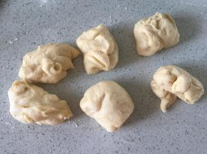 发好的面团，平均分成6份