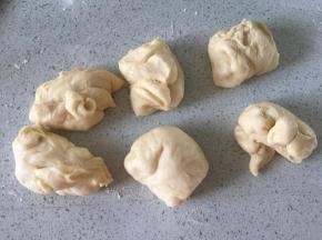 发好的面团，平均分成6份