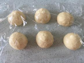 将分好的面团轻轻滚圆，盖保鲜膜松驰20分钟