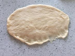 松驰好的面团擀成椭圆型，翻面后把一边压薄