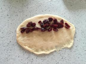 放上蔓越莓干，自上而下卷成条状，