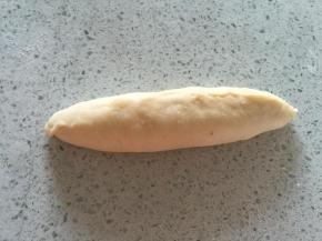 卷好后，盖上保鲜膜松驰20分钟