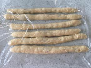 面团搓长，盖上保鲜膜继续松驰一会