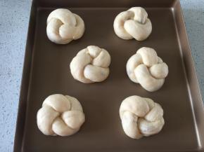 将面团搓 长后，做成花环型状