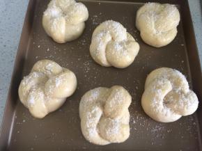 做好的花环，放在烤盘上，放在温暖处最后发酵2倍大