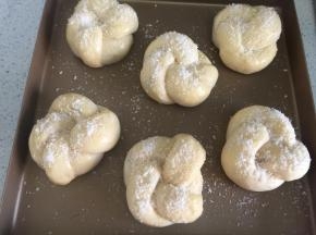 做好的花环，放在烤盘上，放在温暖处最后发酵2倍大