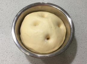 主面团里除黄油和盐以外的材料，全部放入面包机，再入烫种面团，揉到光滑的面团，加入黄油和盐，揉出手套膜。放到温暖处发酵到2倍大，