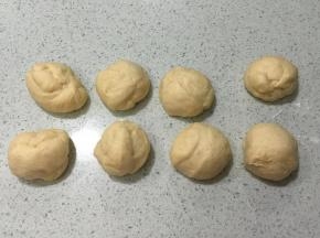 分成8份，滚圆盖保鲜膜松驰10分钟
