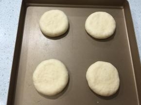 放入烤盘里，稍微压扁