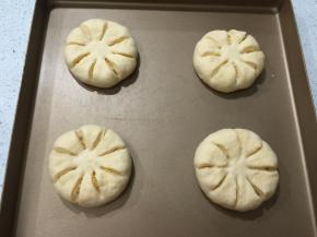 用剪刀剪8下，剪好后放烤箱进行发酵，面团二倍大