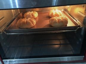 发酵好的面团表面刷一层水，在中间放少许椰蓉，预热烤箱170度，中层烤18分钟