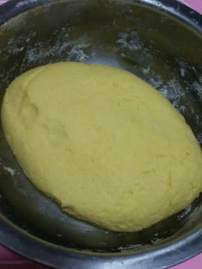 先把玉米面用开水活成疙瘩装，忘了拍照，将就看吧，脑补下。然后把面粉和糖一起倒入玉米面里面活成面团，开水烫玉米面就是为了防止玉米面发硬。