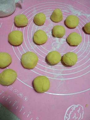 然后分成30克一个左右的面团，大小随自己，20克也可以