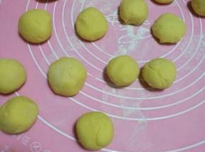 然后分成30克一个左右的面团，大小随自己，20克也可以