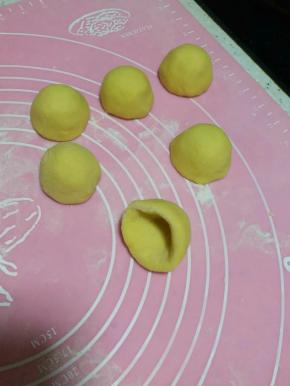 然后用用手捏成窝头状，左手拿着，用右手食指边捏边转动。