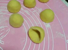 然后用用手捏成窝头状，左手拿着，用右手食指边捏边转动。