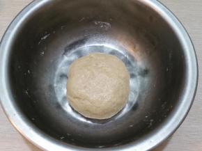 中筋面粉，猪油，白糖，水，混合揉成光滑面团即是水油皮，盖好保鲜膜静置20分钟