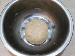 中筋面粉，猪油，白糖，水，混合揉成光滑面团即是水油皮，盖好保鲜膜静置20分钟