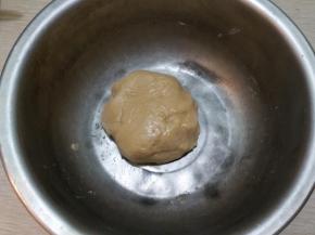 低粉面粉和水混合揉成面团即是油皮，盖好保鲜膜静置20分钟