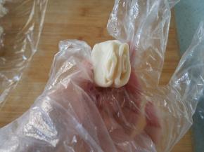 取一个饼胚，中间对折，压扁，然后四下擀开