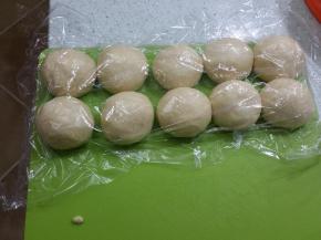 面团分成10份，面团排气，醒10分钟