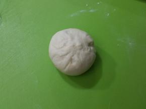 取一份擀皮，包上椰蓉馅