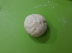 取一份擀皮，包上椰蓉馅