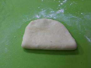 压扁，擀成长条，对折