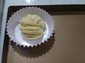 将面团左右扭曲，扭好的面团向中心围成圆型，造型完成后，放入纸杯中