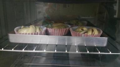 二次发酵至两倍大，刷蛋液 烤箱预热180度，上下火中层，烤20分钟，上色后记得加盖锡纸