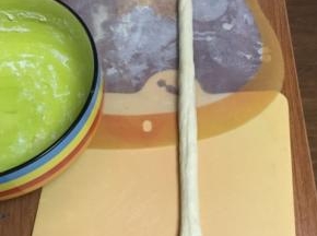 揉面至排出空气，分层4个面团，盖上保鲜膜醒面10分钟，然后搓成均匀的长条，不太好搓，可以抹点油，往前推着搓，然后捏住中间点，将面对折拧成一个两根的麻花
