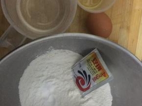 把面粉，苏打，盐，糖，搅匀，磕入一个全蛋，倒入油，初步搅合一下，把酵母倒入温水中，搅匀。