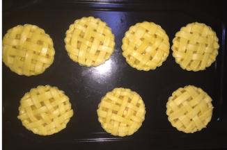 放入烤盘，表面轻刷一层蛋液，烤箱预热，200度，烤15分钟后，180度，再烤15分钟。出锅