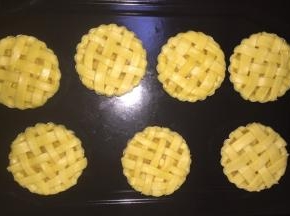 放入烤盘，表面轻刷一层蛋液，烤箱预热，200度，烤15分钟后，180度，再烤15分钟。出锅