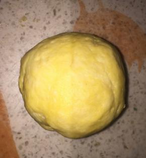 软化黄油和低筋面粉和糖简单揉一下，放入水，揉成面团
