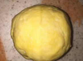 软化黄油和低筋面粉和糖简单揉一下，放入水，揉成面团
