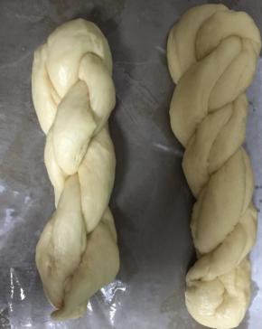 捏好后再稍微拿起，再对折，然后再卷一次，这次不要卷太密，有麻花纹理即可，两端捏紧，包好后的麻花，再吃发酵30分钟，途中最好翻一次面，怕底面压变形会成平面。