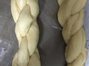捏好后再稍微拿起，再对折，然后再卷一次，这次不要卷太密，有麻花纹理即可，两端捏紧，包好后的麻花，再吃发酵30分钟，途中最好翻一次面，怕底面压变形会成平面。