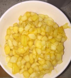 将10克黄油倒入锅中小火，化了后倒入苹果粒翻炒，放入淀粉，盐，45克糖，翻炒均匀，倒入柠檬汁，水，翻炒至浓稠