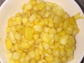 将10克黄油倒入锅中小火，化了后倒入苹果粒翻炒，放入淀粉，盐，45克糖，翻炒均匀，倒入柠檬汁，水，翻炒至浓稠