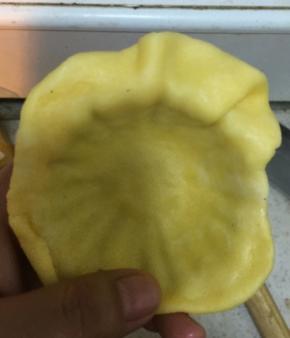将大的面团，擀成大片，铺在模子里，我用的大约8厘米直径的带花纹的蛋挞模子，按平整里面，贴合四周