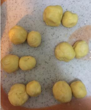 面团分层6等份，每个面团再分成3份，其中两份揉一起，就是6套一大一小的面团。