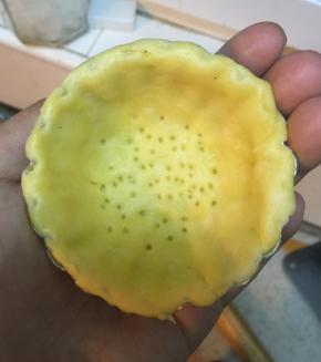 切掉周围多出来的面团，中间用牙签轻戳几个洞