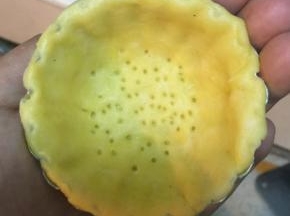 切掉周围多出来的面团，中间用牙签轻戳几个洞
