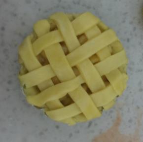 把小的面团也擀成片，切成条，交错的网子，四周切掉多余的面条，就制作完成了