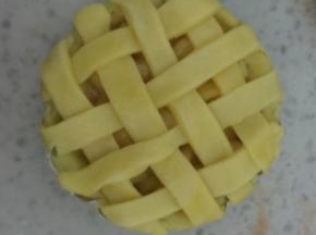 把小的面团也擀成片，切成条，交错的网子，四周切掉多余的面条，就制作完成了