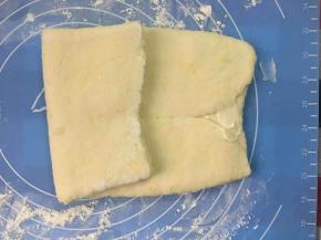 左右对折，然后擀开