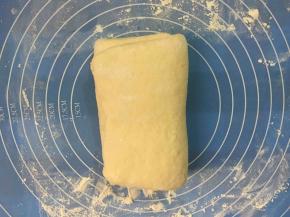 重复对折上个步骤2次，然后盖上保鲜膜松弛20分钟