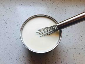 倒入剩下的牛奶，轻轻搅匀